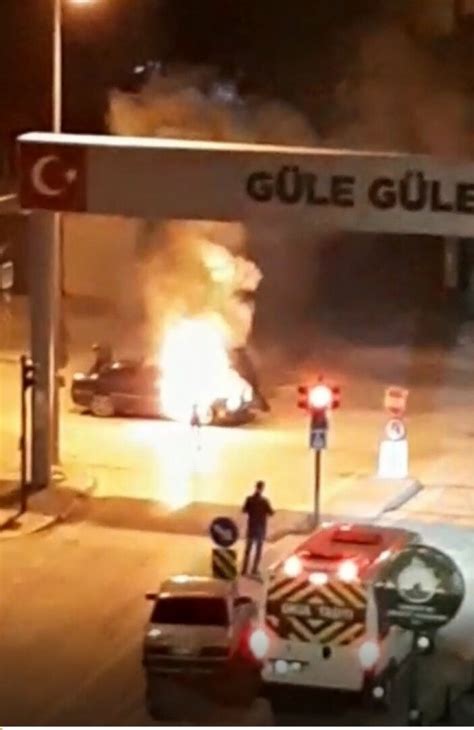 B­u­r­s­a­’­d­a­ ­a­r­a­ç­t­a­ ­s­e­y­i­r­ ­h­a­l­i­n­d­e­y­k­e­n­ ­y­a­n­g­ı­n­ ­ç­ı­k­t­ı­